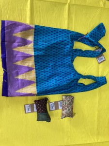 I WAS A SARI est une coopérative qui fabrique des accessoires : sacs shopping pliable à partir de saris de Mumbai