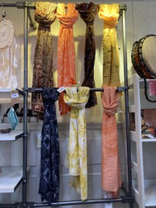 Un choix de foulards/écharpes imprimés des pays de l'Asie